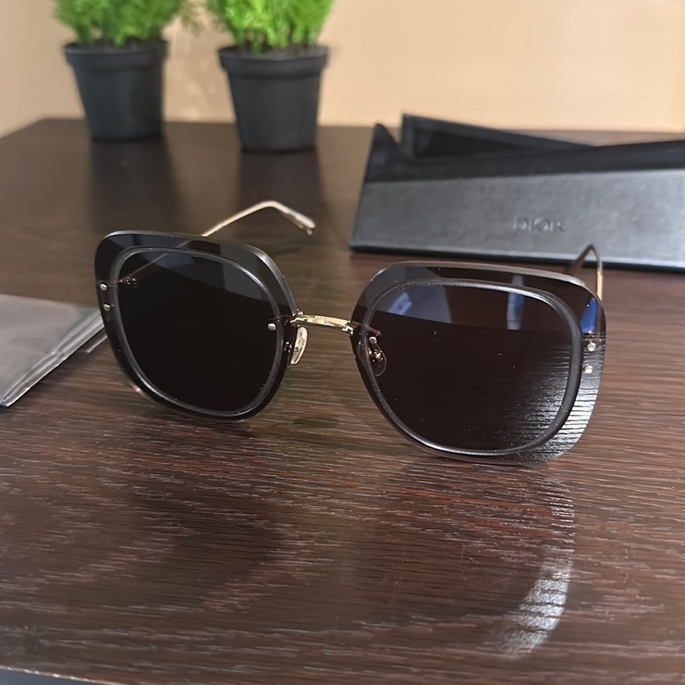 Dior sunglasses no scratches perfect condition - Picture 6 of 13